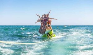 vacanciers sur une banane bouée tractée